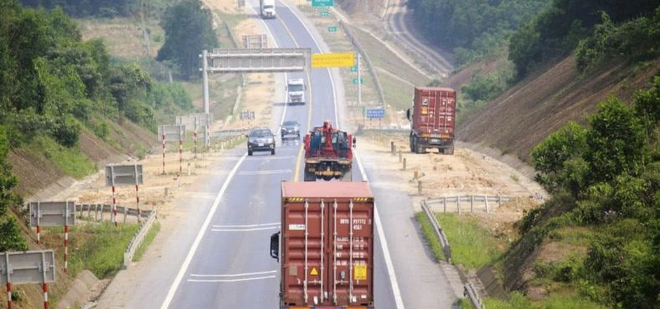 Từ ngày 4/4 sẽ hạn chế xe khách trên 30 chỗ, xe giường nằm, xe đầu kéo, xe tải từ 6 trục (tải trọng trên 30 tấn) lưu thông trên cao tốc Cam Lộ-La Sơn. Từ ngày 4/4 sẽ hạn chế xe khách trên 30 chỗ, xe giường nằm, xe đầu kéo, xe tải từ 6 trục (tải trọng trên 30 tấn) lưu thông trên cao tốc Cam Lộ-La Sơn.