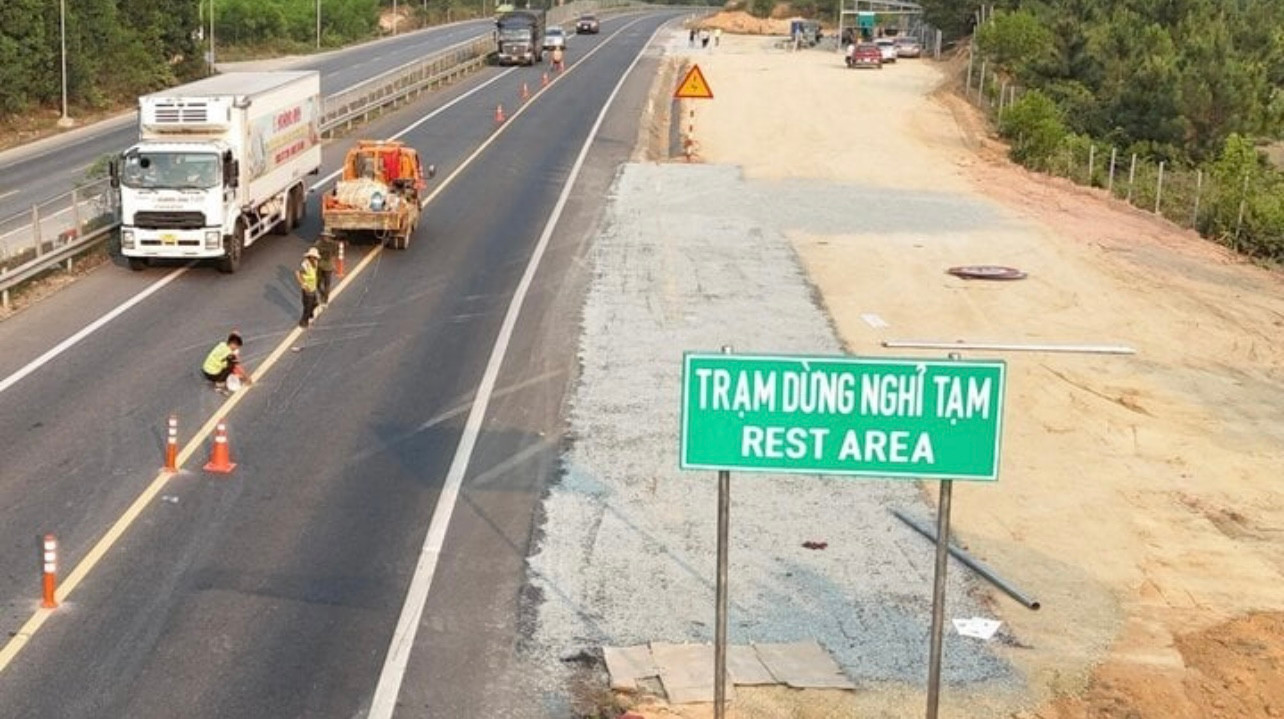 Hai trạm dừng nghỉ tạm thời trên cao tốc Cam Lộ-La Sơn.