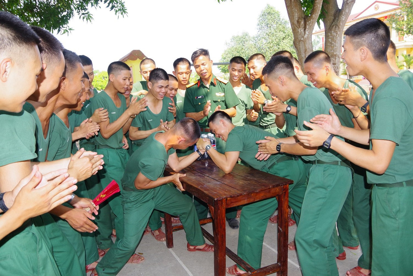 Chiến sĩ trẻ với trò chơi vật tay. Chiến sĩ trẻ với trò chơi vật tay.