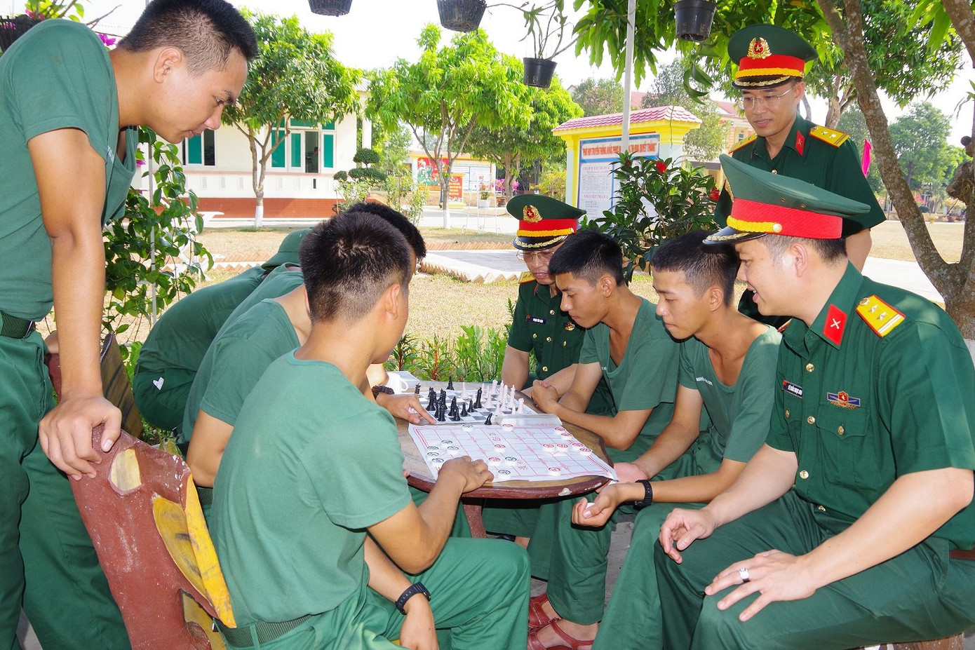 Thi đấu cờ vua, cờ tướng là một trong những thú vui của chiến sĩ ở Sư đoàn 968. Thi đấu cờ vua, cờ tướng là một trong những thú vui của chiến sĩ ở Sư đoàn 968.