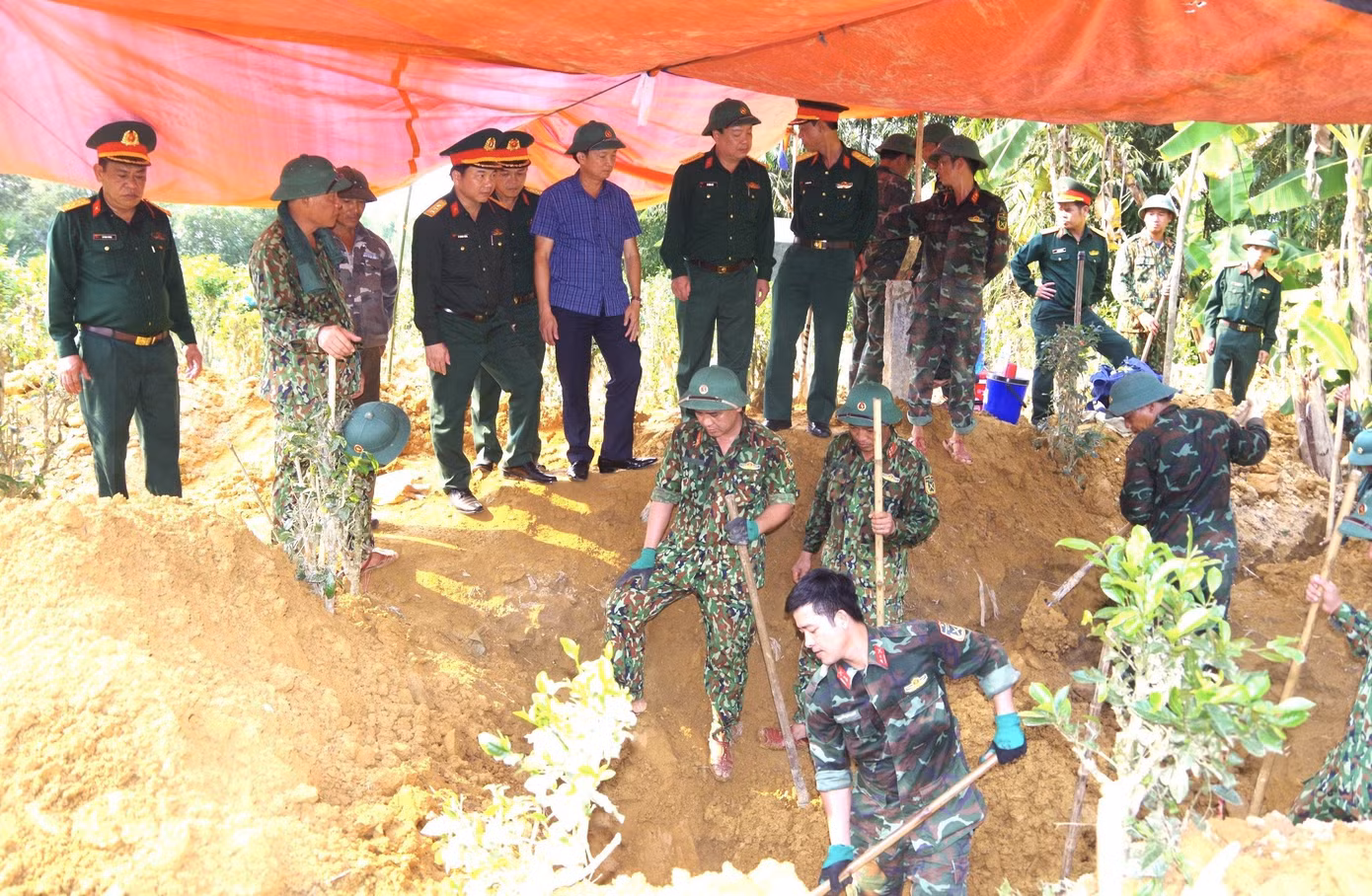 Đội 584 tiến hành tìm kiếm, quy tập hài cốt liệt sĩ tại vườn nhà ông Trần Văn Trình. Ảnh: Xuân Diện