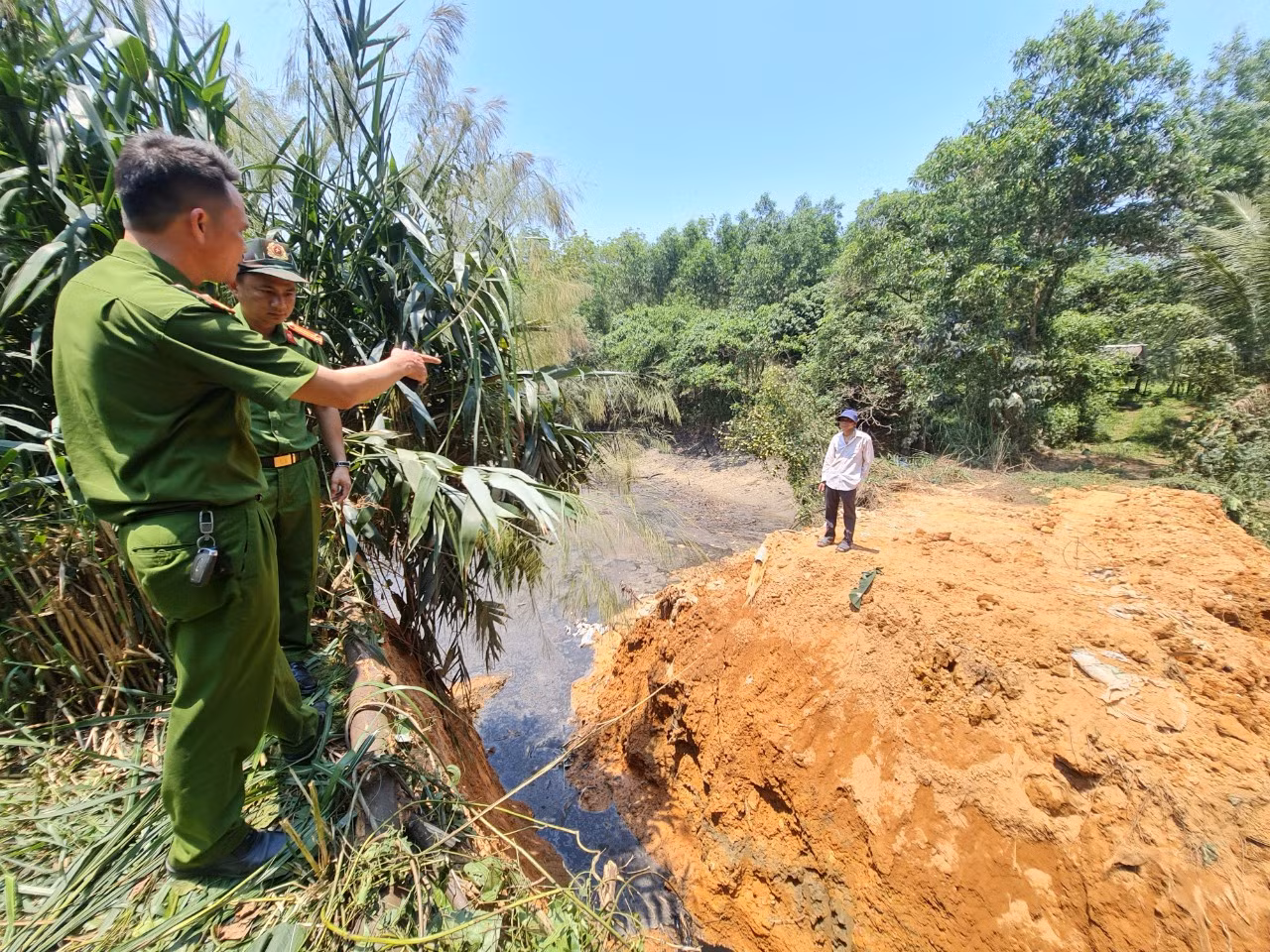 Lực lượng chức năng kiểm tra nguồn nước ô nhiễm từ trang trại nuôi lợn khiến các loại cá chết ở khe Rào Trường, xã Vĩnh Hà, huyện Vĩnh Linh, tỉnh Quảng Trị. Lực lượng chức năng kiểm tra nguồn nước ô nhiễm từ trang trại nuôi lợn khiến các loại cá chết ở khe Rào Trường, xã Vĩnh Hà, huyện Vĩnh Linh, tỉnh Quảng Trị.
