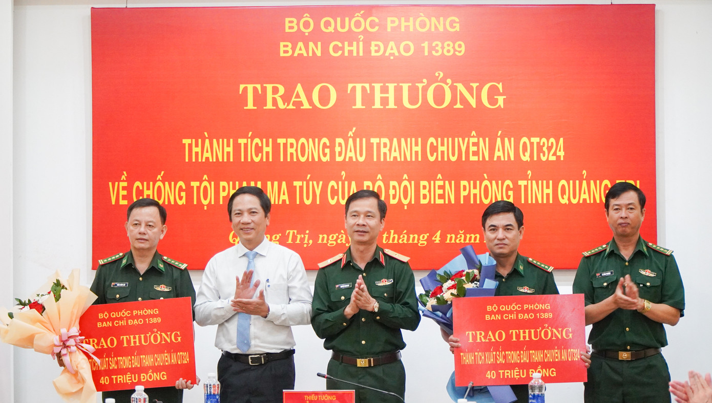 Thiếu tướng Nguyễn Thanh Huy (thứ 3, từ phải qua) và Phó Chủ tịch UBND tỉnh Quảng Trị Hoàng Nam (thứ 2, từ trái qua) trao thưởng các đơn vị. Ảnh: Lê Trường