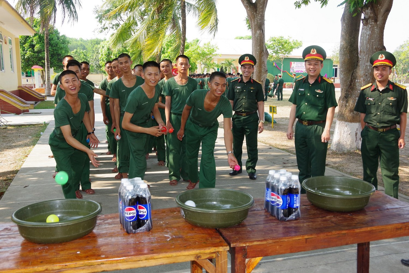 Thi ném bóng vào chậu. Thi ném bóng vào chậu.