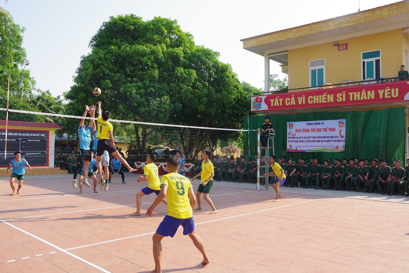 Thi đấu bóng chuyền giữa các đơn vị của Sư đoàn 968, Quân khu 4. Thi đấu bóng chuyền giữa các đơn vị của Sư đoàn 968, Quân khu 4.