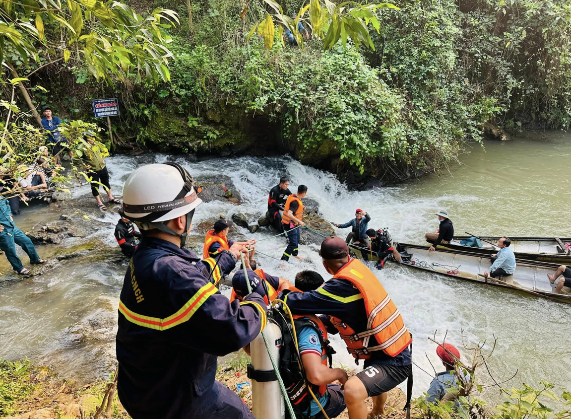 Lực lượng chức năng tìm kiếm thi thể bé gái đuối nước tử vong ở xã Hải Lệ, thị xã Quảng Trị chiều 6/4. Lực lượng chức năng tìm kiếm thi thể bé gái đuối nước tử vong ở xã Hải Lệ, thị xã Quảng Trị chiều 6/4.