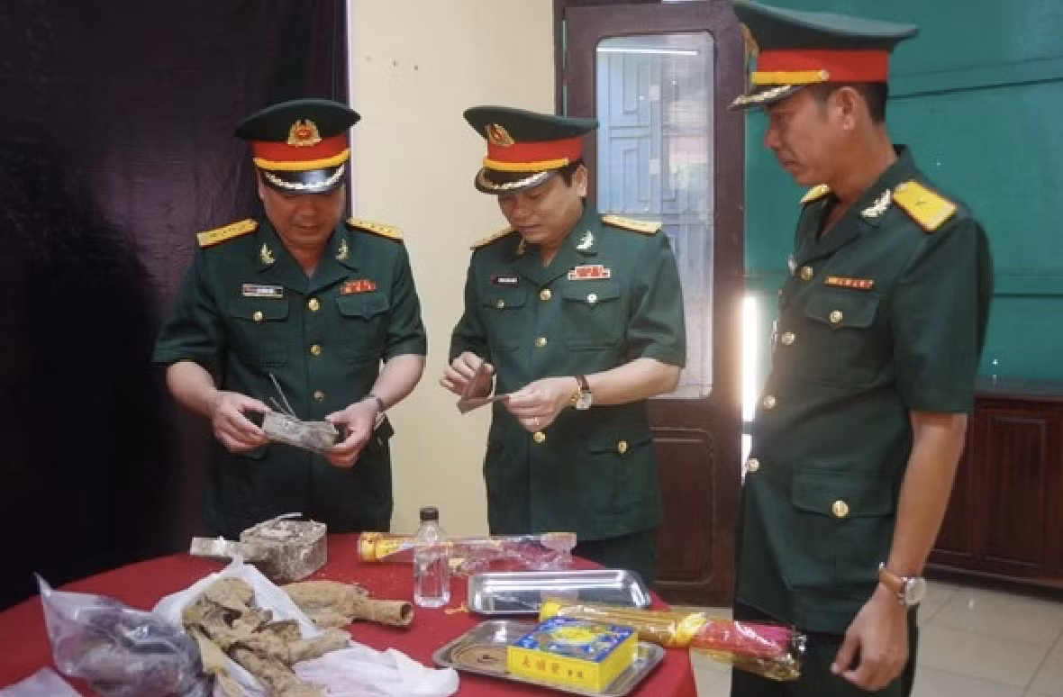 Đoàn công tác Bộ CHQS tỉnh Quảng Trị thắp hương tưởng niệm các liệt sĩ. Ảnh: QS