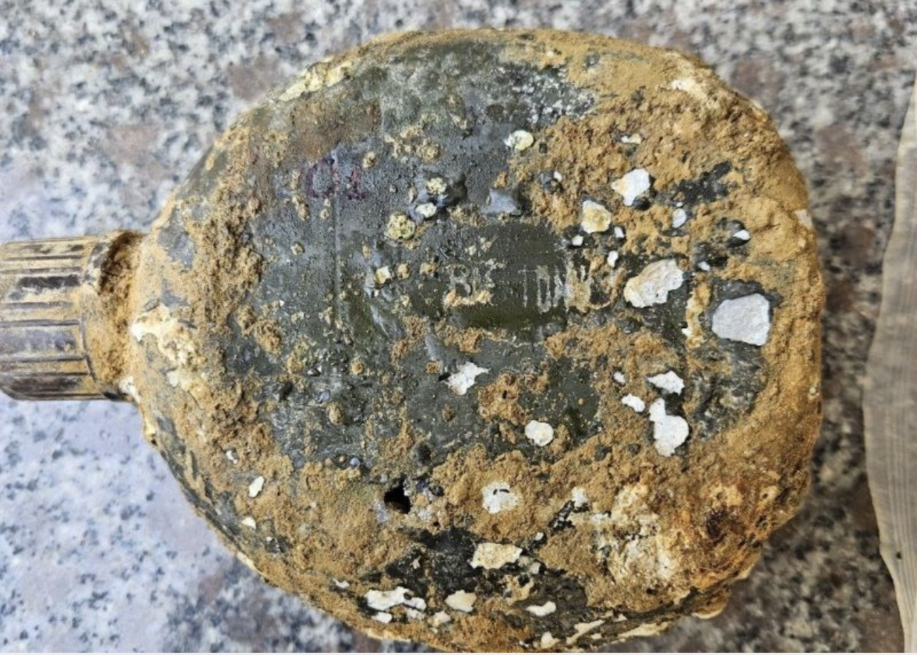 Dòng chữ “BẮC TÙN” khắc trên thân bình tông. Ảnh: Xuân Diện