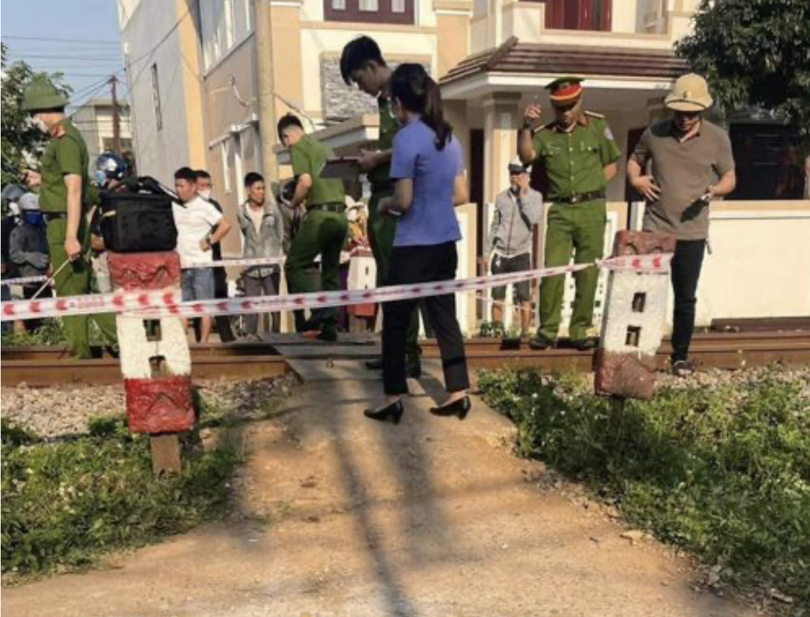 Lực lượng chức năng đang phong tỏa hiện trường điều tra nguyên nhân vụ TNGT. Lực lượng chức năng đang phong tỏa hiện trường điều tra nguyên nhân vụ TNGT.