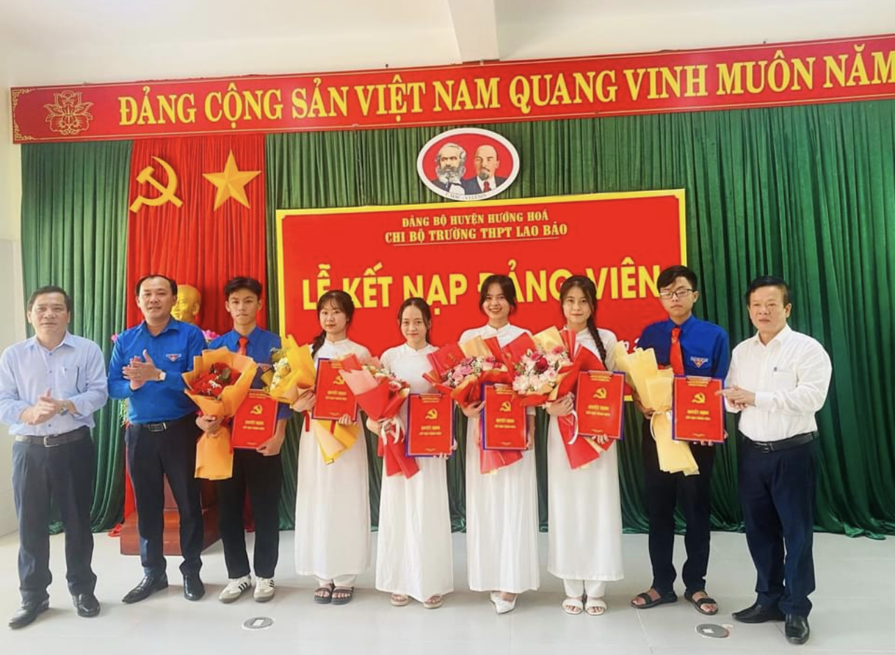 Anh Phạm Xuân Khánh - Phó Bí thư Thường trực Tỉnh Đoàn Quảng Trị (thứ 2, trái sang) chúc mừng tân đảng viên Chi bộ Trường THPT thị trấn biên ải Lao Bảo, huyện Hướng Hóa.