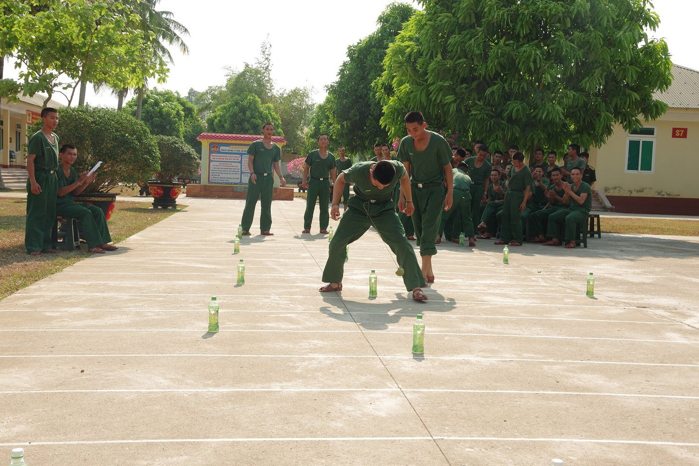 Trò chơi đánh đổ chai. Trò chơi đánh đổ chai.