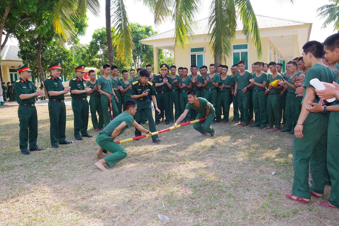 Thi đẩy gậy, tạo không khi vui tươi, đoàn kết. Thi đẩy gậy, tạo không khi vui tươi, đoàn kết.