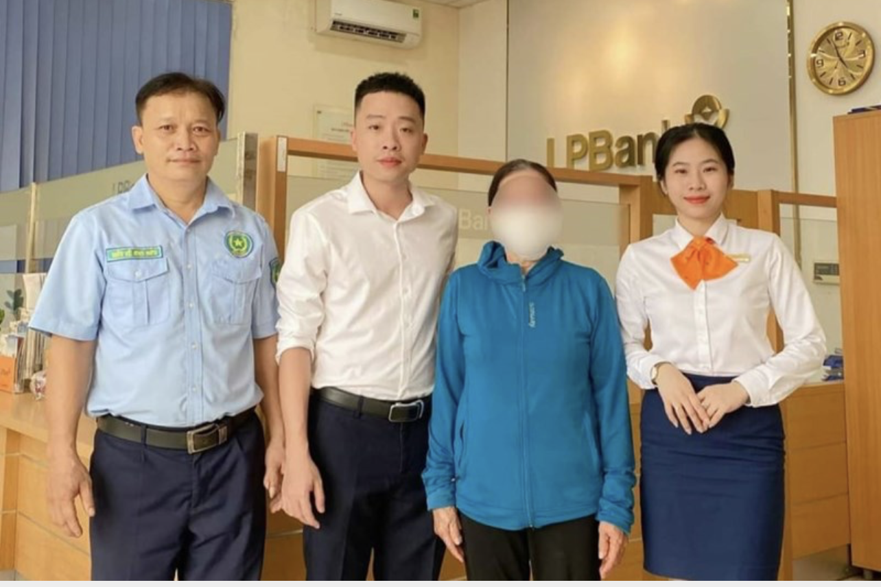 Các cán bộ, nhân viên Ngân hàng Bưu điện Liên Việt - Chi nhánh huyện Cam Lộ, ngăn chặn vụ lừa đảo người dân qua mạng. Các cán bộ, nhân viên Ngân hàng Bưu điện Liên Việt - Chi nhánh huyện Cam Lộ, ngăn chặn vụ lừa đảo người dân qua mạng.