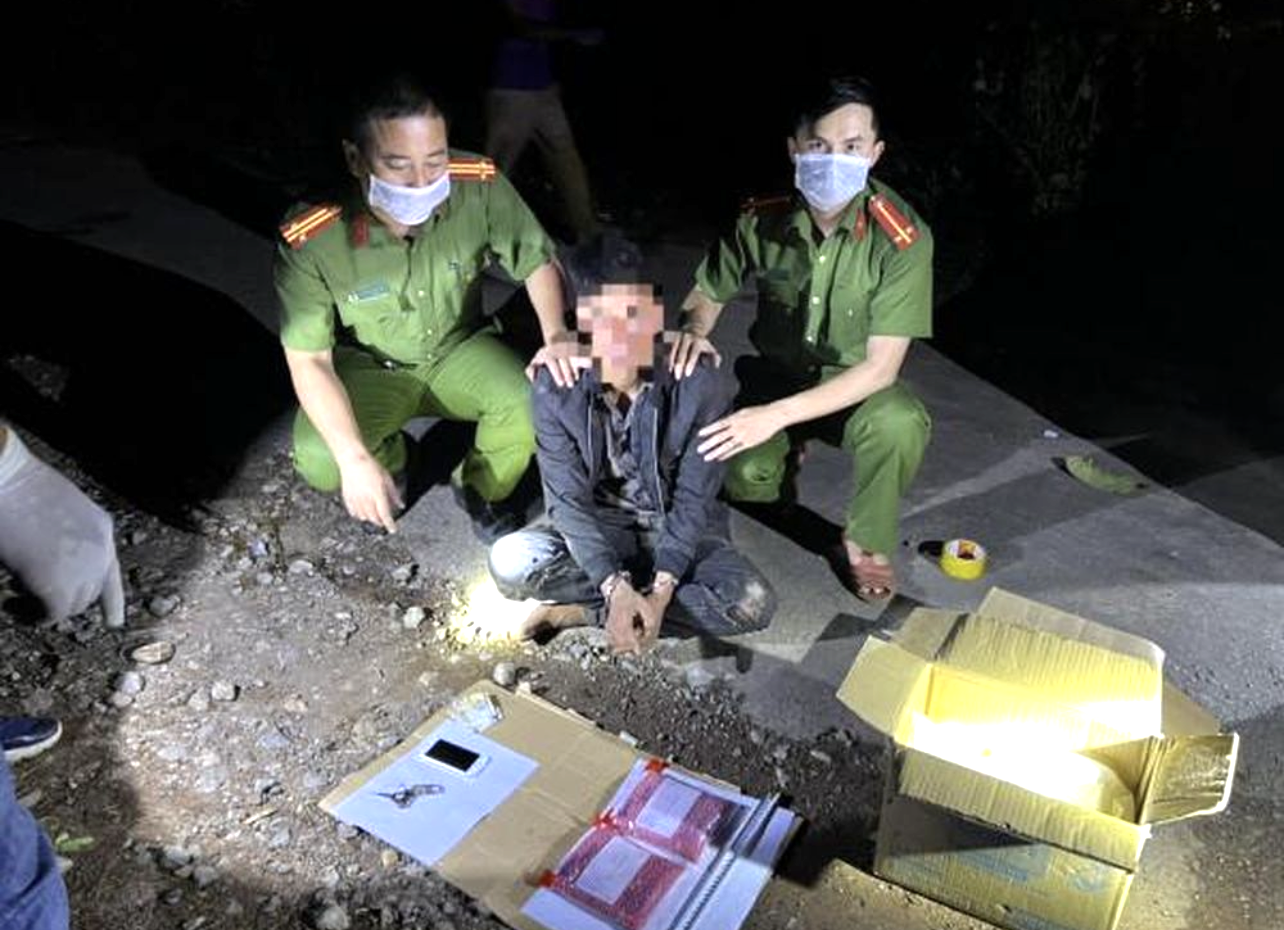 Đối tượng A Khay Xay Nha Voong bị bắt giữ và tang vật vụ án. Ảnh: CA