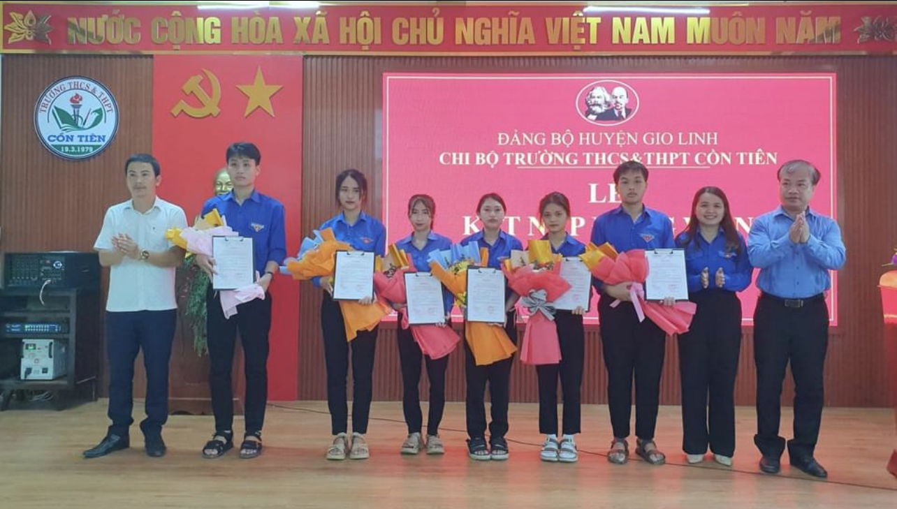 Chị Trần Thị Thu - Bí thư Tỉnh Đoàn Quảng Trị (thứ 2, bên phải) chúc mừng 6 đảng viên trẻ Chi bộ Trường THCS&amp;THPT Cồn Tiên.