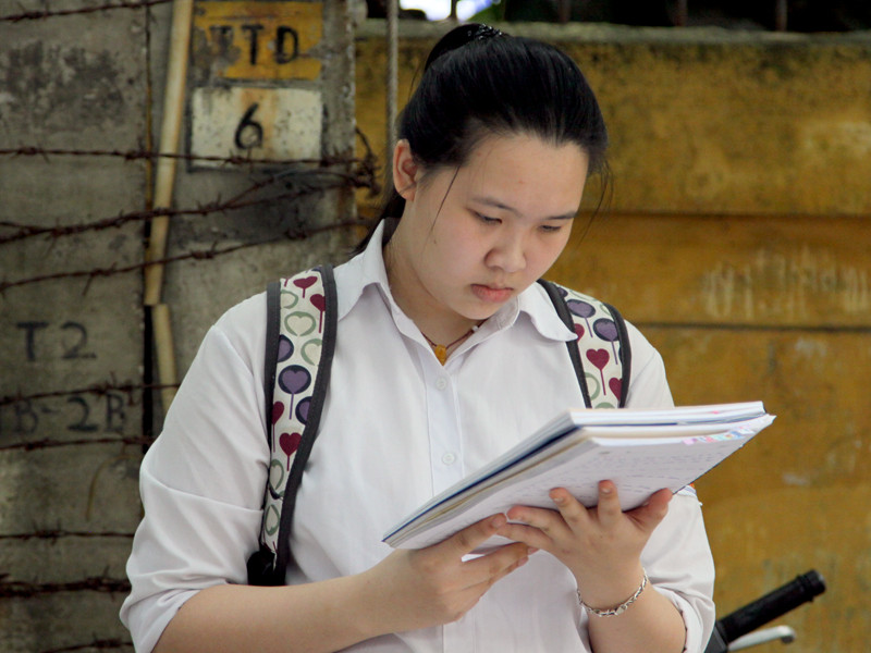 Sĩ tử tranh thủ ôn bài trước giờ thi ảnh 4