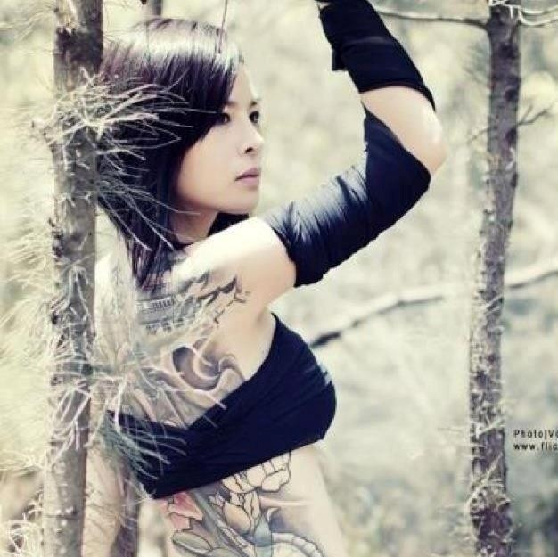 Không chỉ là thợ xăm, Vi Thúy cũng là một người mẫu xăm có tiếng