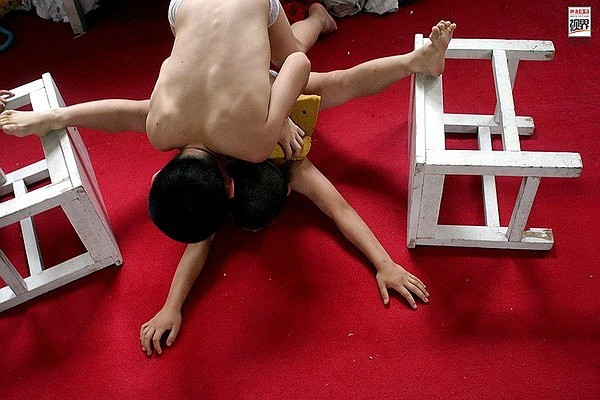 Người trực tiếp huấn luyện các em là các HLV và những đàn anh, đàn chị đi trước. Những động tác ép dẻo này vô cùng đau đớn nhưng là thử thách bắt buộc phải vượt qua