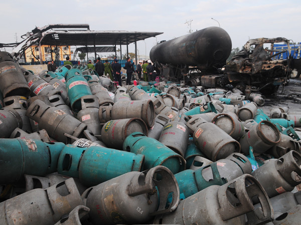 Hiện trường tan hoang sau vụ nổ gas ở Cty CPTM Dầu khí An Dương. Ảnh: Tuấn Nguyễn