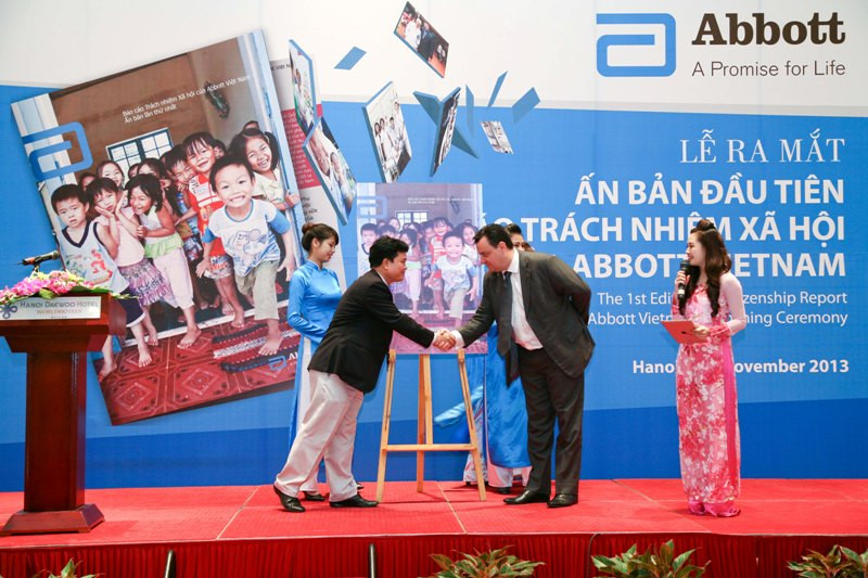 GS. TS. Phạm Lê Tuấn - Thứ trưởng Bộ Y tế và Ông Jullian Caillet – Tổng giám đốc Abbott Việt Nam thực hiện nghi lễ công bố bản báo cáo trách nhiệm xã hội đầu tiên của Abbott. GS. TS. Phạm Lê Tuấn - Thứ trưởng Bộ Y tế và Ông Jullian Caillet – Tổng giám đốc Abbott Việt Nam thực hiện nghi lễ công bố bản báo cáo trách nhiệm xã hội đầu tiên của Abbott