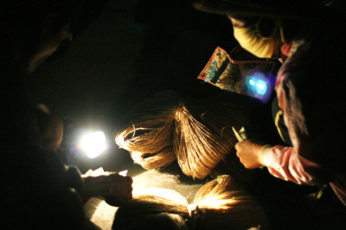 Kẻ mua người bán tại chợ chiếu “âm phủ” đều thích thú với cảnh giao dịch tranh tối tranh sáng vì “càng nhập nhoạng càng dễ có lợi”