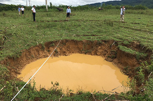 Tám hố sụt dưới chân đập thuỷ điện ở Quảng Bình ảnh 1