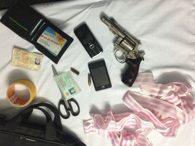 Súng đạn và dây trói công an thu được tại hiện trường