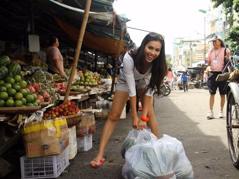 Người đẹp rất tinh nghịch trước ống kính máy quay