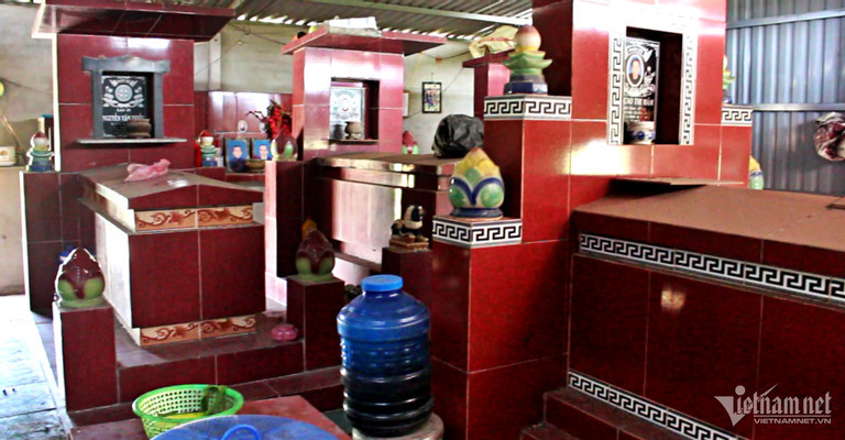 4 ngôi mộ chiếm trọn không gian căn nhà tạm.