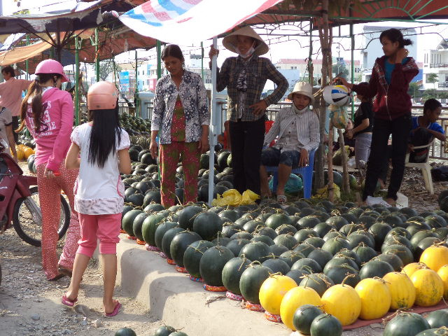 Khu bán rau củ luôn đông khách