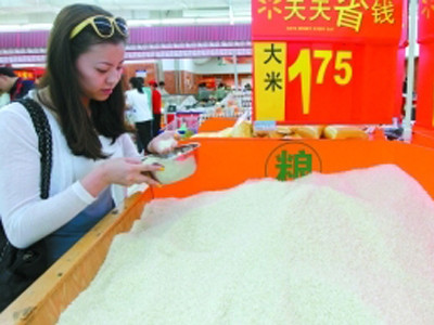 Gạo bán trong một siêu thị lớn chỉ niêm yết giá mà không hề ghi chú có sử dụng phụ gia. Gạo bán trong một siêu thị lớn chỉ niêm yết giá mà không hề ghi chú có sử dụng phụ gia