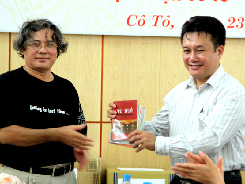 Nhà báo Thanh Tùng, trao sách cho đại diện người dân Cô Tô