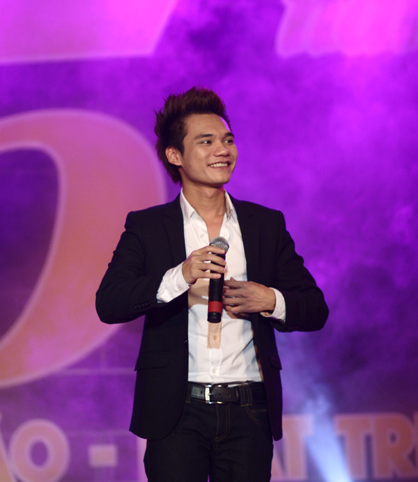 Ca sĩ Khắc Việt hát ba ca khúc liền để đáp lại sự cổ vũ của khán giả