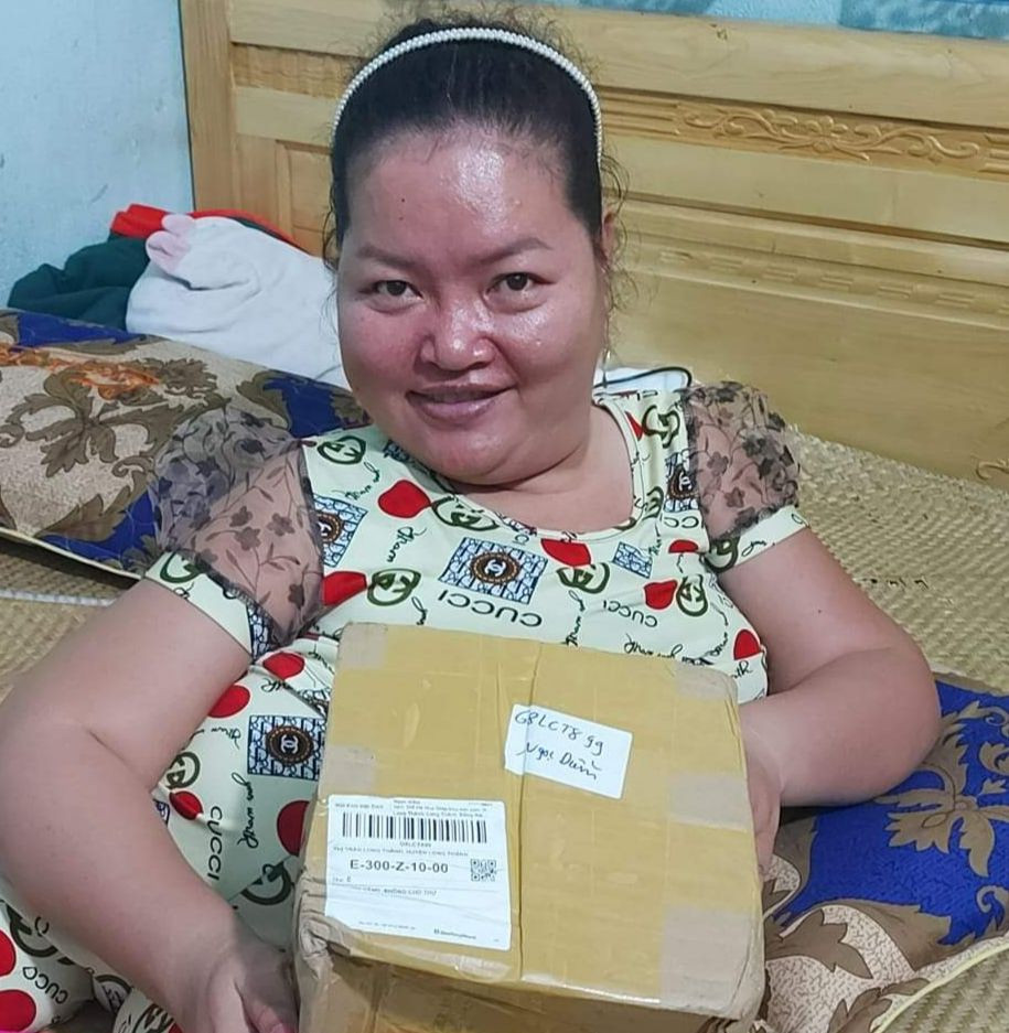 Hộp quà của "Người đẹp Tây Đô" gửi người phụ nữ khuyết tật bán vé số Ảnh: N.D cung cấp. Hộp quà của "Người đẹp Tây Đô" gửi người phụ nữ khuyết tật bán vé số Ảnh: N.D cung cấp.