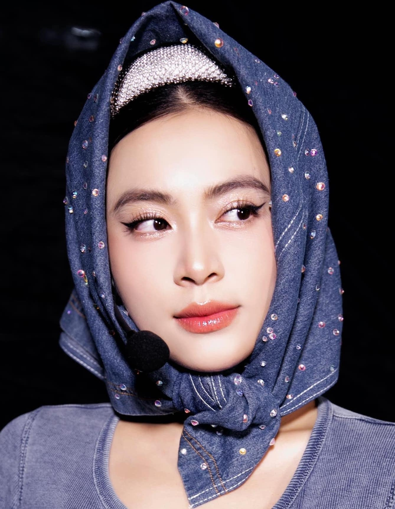 Hoàng Thùy Linh hơn một lần trượt chân ngã. Hoàng Thùy Linh hơn một lần trượt chân ngã.