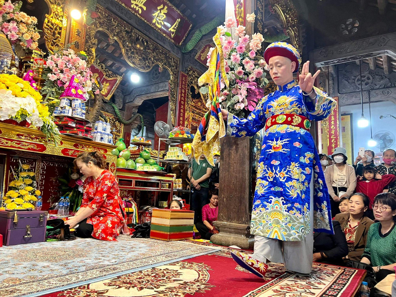 Thực hành tín ngưỡng thờ Mẫu cần thực hiện trong không gian thiêng như đền, phủ, điện.