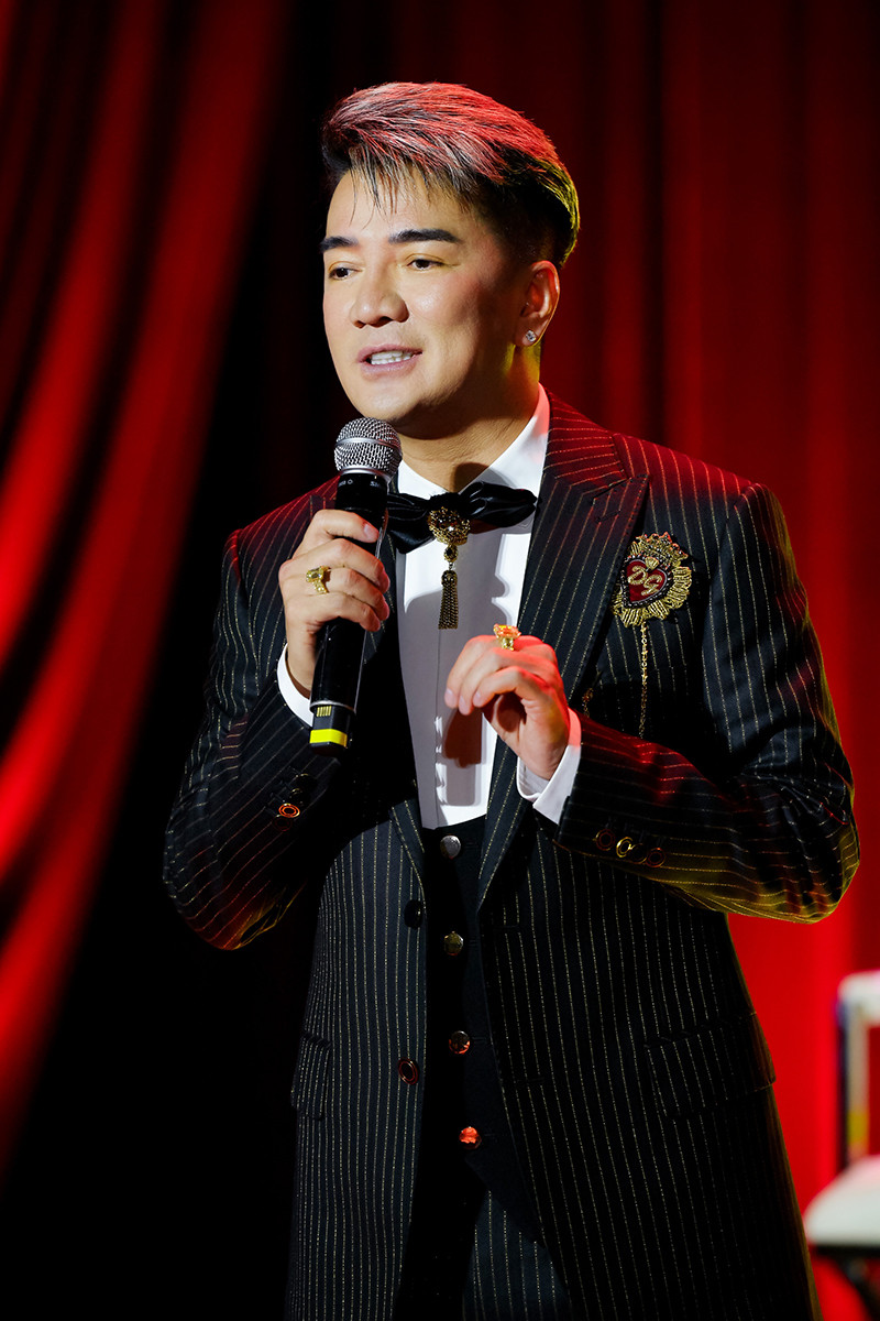 Đàm Vĩnh Hưng trong buổi họp báo ra mắt phim về cuộc đời mình.