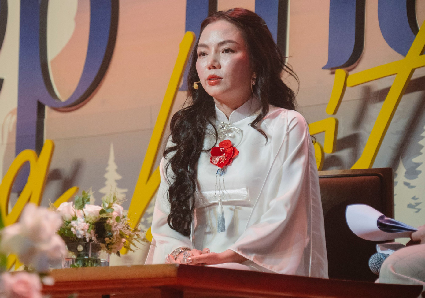 Tác giả tại buổi ra mắt sách về lòng biết ơn.