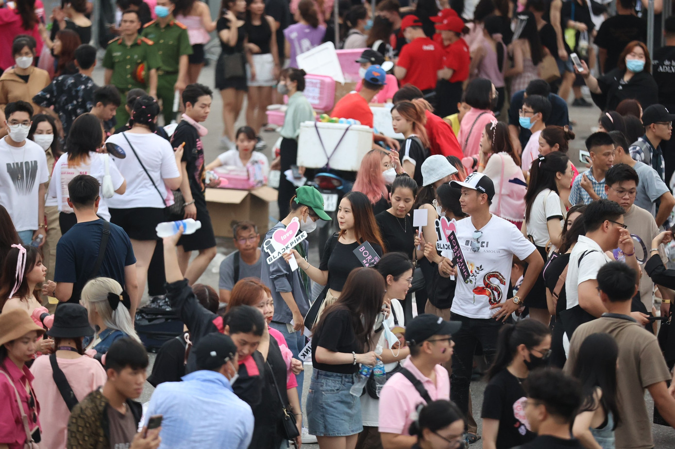 Thị tường vé chợ đen vẫn khá sôi động sát giờ diễn concert BlackPink tại Hà Nội. Thị tường vé chợ đen vẫn khá sôi động sát giờ diễn concert BlackPink tại Hà Nội.