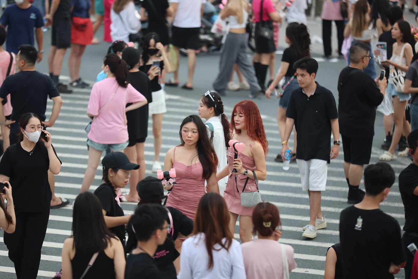 Thị tường vé chợ đen vẫn khá sôi động sát giờ diễn concert BlackPink tại Hà Nội. Thị tường vé chợ đen vẫn khá sôi động sát giờ diễn concert BlackPink tại Hà Nội.