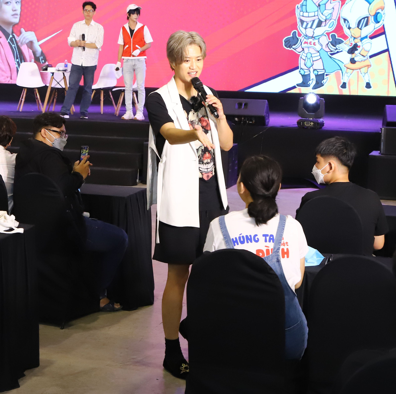 Hình ảnh nam diễn viên trong buổi giao lưu. Hình ảnh nam diễn viên trong buổi giao lưu.