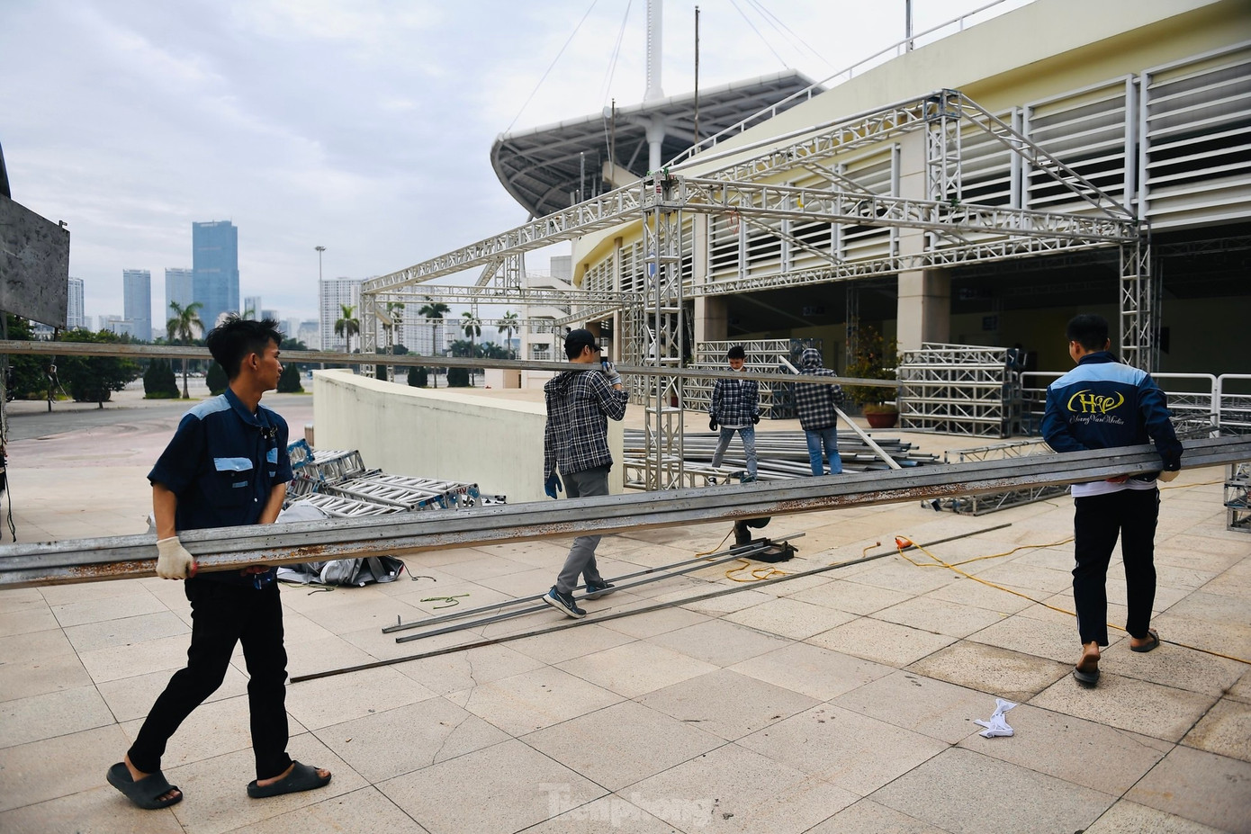 Hai đêm diễn của BlackPink tại Hà Nội luôn nhận được sự quan tâm của khán giả, người hâm mộ. Khâu dựng sân khấu đang được ê kíp thực hiện ở Mỹ Đình. Ảnh: Trọng Tài. Hai đêm diễn của BlackPink tại Hà Nội luôn nhận được sự quan tâm của khán giả, người hâm mộ. Khâu dựng sân khấu đang được ê kíp thực hiện ở Mỹ Đình. Ảnh: Trọng Tài.