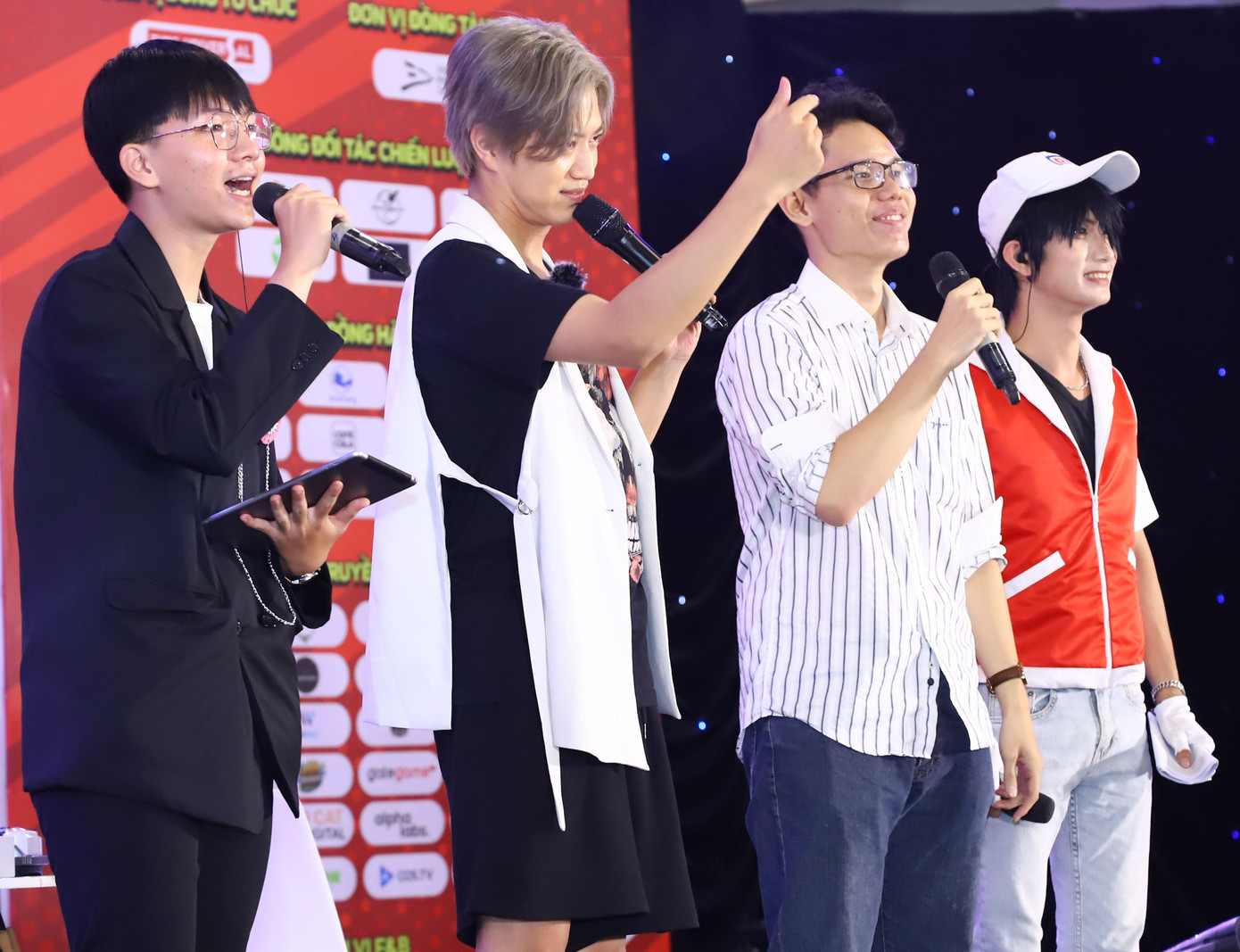 Hình ảnh nam diễn viên trong buổi giao lưu. Hình ảnh nam diễn viên trong buổi giao lưu.