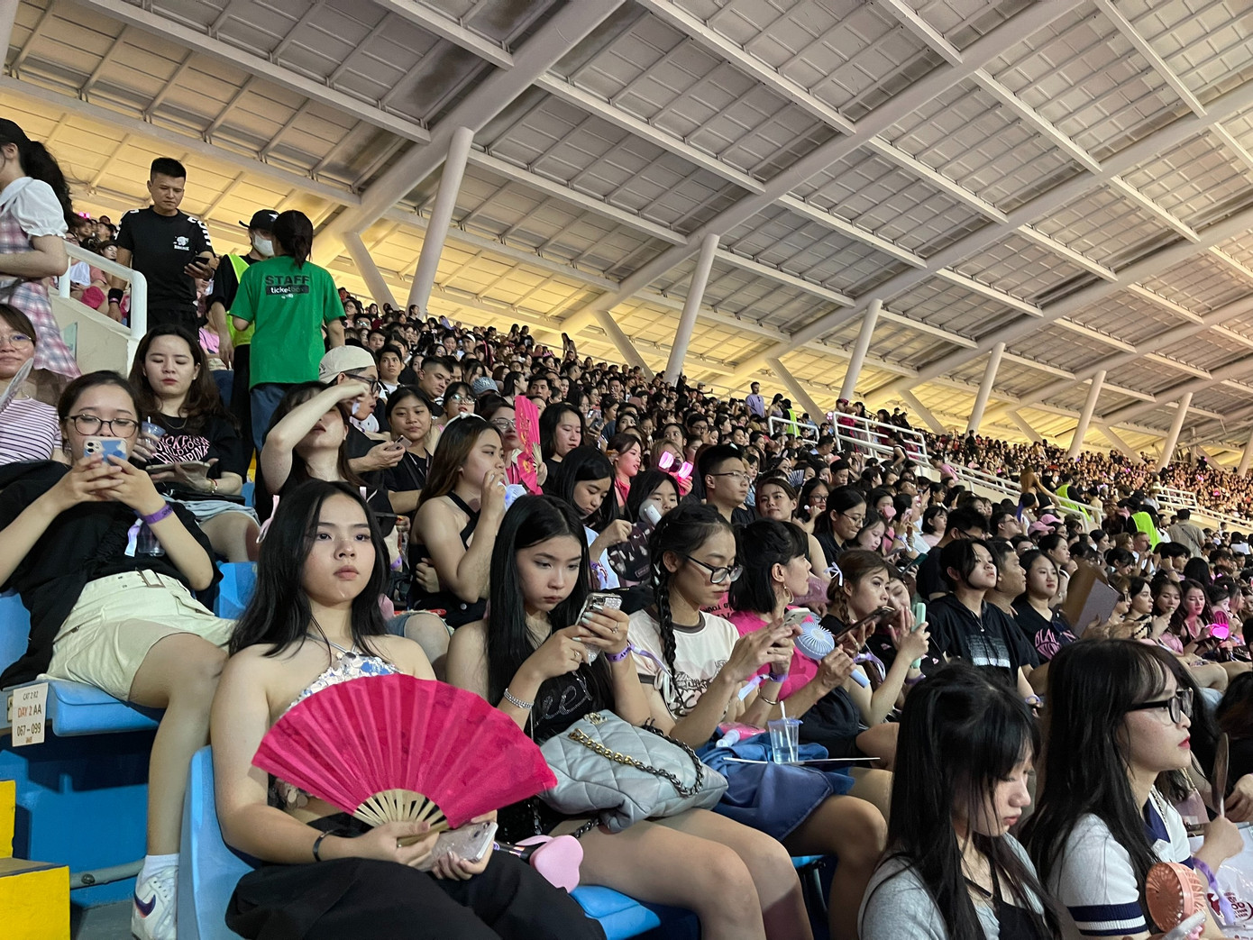 Thị tường vé chợ đen vẫn khá sôi động sát giờ diễn concert BlackPink tại Hà Nội. Thị tường vé chợ đen vẫn khá sôi động sát giờ diễn concert BlackPink tại Hà Nội.