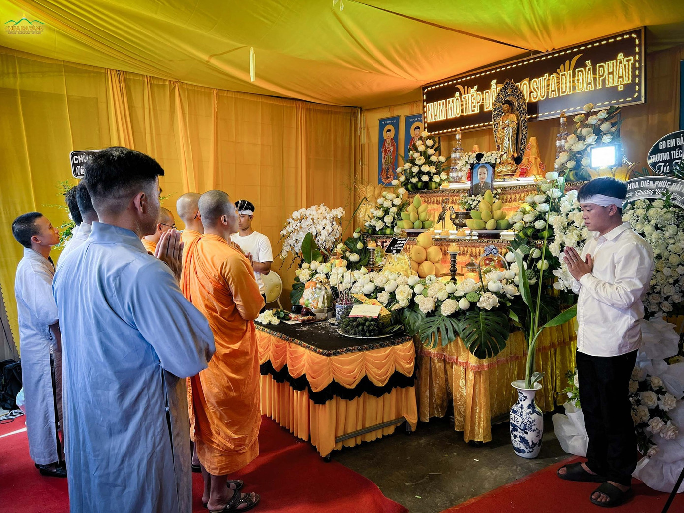 Gia đình làm lễ tang cho Tú Thanh khi bố mẹ em vẫn ở nước ngoài.