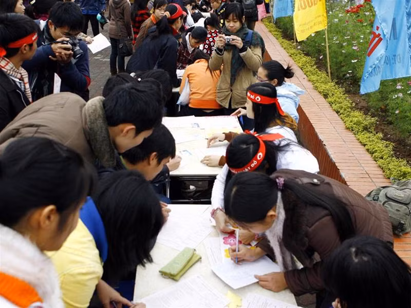 Đông đảo sinh viên tham gia đăng ký hiến máu trong Ngày Chủ nhật đỏ. Ảnh : Thuận Phong.