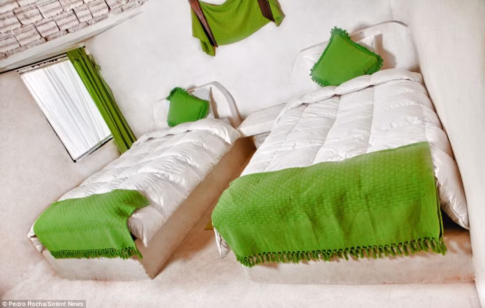 Do được xây dựng hoàn toàn bằng muối nên màu sắc bao trùm lên khách sạn là màu trắng