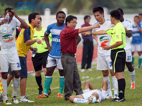 Hình ảnh phản cảm của Phó chủ tịch CLB Thanh Hóa Nguyễn Trọng Hoài. Ảnh: Lê Vinh Hình ảnh phản cảm của Phó chủ tịch CLB Thanh Hóa Nguyễn Trọng Hoài