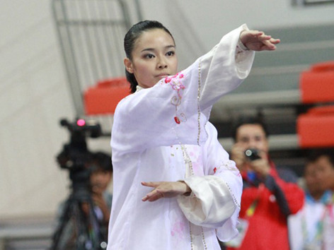 Nữ VĐV Lindswell của Indonesia, giành được 9,71 điểm ở nội dung thái cực quyền