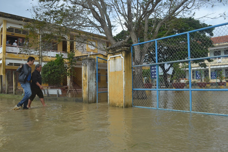 Giáo viên bi bỏm tới trường donju dẹp nhân ngày 20.11. ảnh Việt Hương